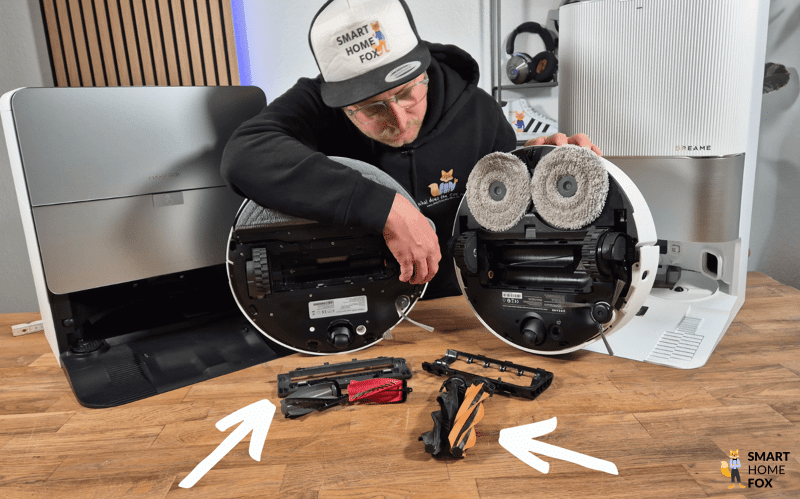 Beide Hauptbürsten des Dreame X50 Ultra und des Roborock Saros 10 sind in der Nahaufnahme zu sehen.